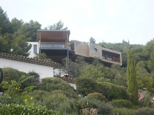 Les volumes en porte-à-faux des terrasses dialoguent avec le paysage.