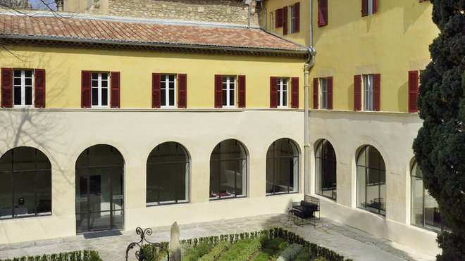La cour du cloître où se trouve le jardin aromatique.