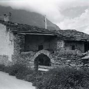 La maison Perraz/Tracq une maison savoyarde du 17ème siècle riche d'estampes exceptionnelles trouvées accrochées côte à côte sur les murs.