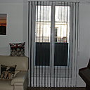 Après la pose du store vertical à bandes verticales avec les lames : perpendiculaires, les bandes verticales laissent passer la lumière.