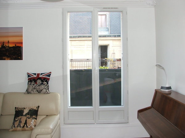 Avant la pose du store : la fenêtre est nue et le vis-à-vis immédiat.