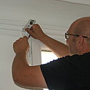 Etape 2 : Après avoir installé les clips, en aluminium, de fixation du rail sur l’équerre de fixation murale, tracez les trous de perçage.