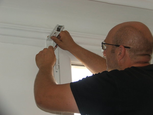 Etape 2 : Après avoir installé les clips, en aluminium, de fixation du rail sur l’équerre de fixation murale, tracez les trous de perçage.