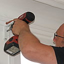 Etape 4 : Vissez les supports de fixation, à l’aide d’une visseuse dévisseuse.