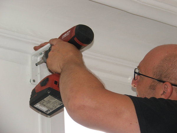 Etape 4 : Vissez les supports de fixation, à l’aide d’une visseuse dévisseuse.