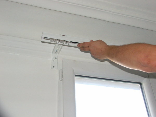 Etape 5 : Installation du rail sur les clips aluminium.