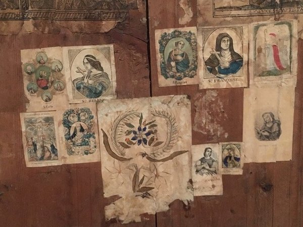 La paroi d'Anne d'Autriche... 13 petites images de différentes époques se superposent dans un désordre relatif. Un grand dessin de motif floraux aquarellé, petites images pieuses écrites en italien et en français, Image de la Conception, deux images de Saint Charles Borromée, cardinal et évêque de Milan sur laquelle est apposée la seule signature de l'ensemble: Basset rue Saint Jacques N° 64 Déposé à la Direction générale de l'imprimerie.