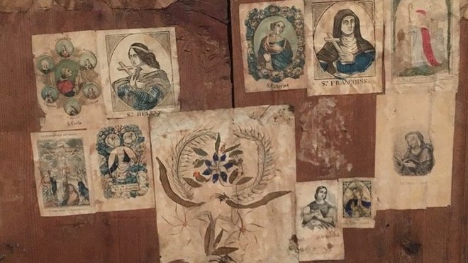 La paroi d'Anne d'Autriche... 13 petites images de différentes époques se superposent dans un désordre relatif. Un grand dessin de motif floraux aquarellé, petites images pieuses écrites en italien et en français, Image de la Conception, deux images de Saint Charles Borromée, cardinal et évêque de Milan sur laquelle est apposée la seule signature de l'ensemble: Basset rue Saint Jacques N° 64 Déposé à la Direction générale de l'imprimerie. La paroi d'Anne d'Autriche... 13 petites images de différentes époques se superposent dans un désordre relatif. Un grand dessin de motif floraux aquarellé, petites images pieuses écrites en italien et en français, Image de la Conception, deux images de Saint Charles Borromée, cardinal et évêque de Milan sur laquelle est apposée la seule signature de l'ensemble: Basset rue Saint Jacques N° 64 Déposé à la Direction générale de l'imprimerie.