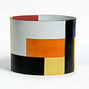 Deux pièces de Bodil Manz, une des céramistes actuelles les plus réputées au Danemark. Elle travaille des cylindres en porcelaine translucide. Pour les décorer, elle s’inspire de l’architecture moderniste et des œuvres de Malevitch ou Mondrian. Elle utilise souvent des blocs de couleurs primaires et des lignes fines noires. Collection privée.
