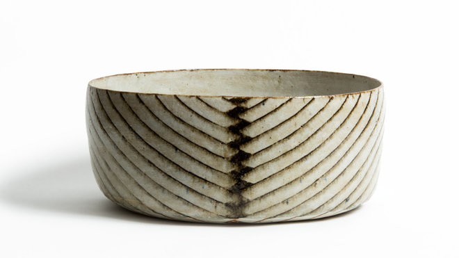 Coupe de Gertrud Vasegaard au décor inspiré des structures végétales en épi, création en 1975. Collection privée.