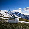 Conçue par Tomas Zacek et Sona Pohlova du studio slovaque Nice et Wise, micro-maison légère, intelligente et autonome (avec énergie solaire et éolienne) en fibres composites. Surface intérieure de 8 m² pour deux personnes avec forme ovoïde qui maximise la collecte d’eau de pluie et de rosée, ensuite filtrée pour la rendre potable. Transportable partout, sous tous les climats, sans laisser de traces. Concept Ecocapsule, 2015.