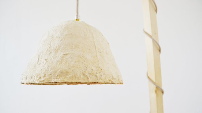 Lumifungi, premier luminaire belge doté d’un abat-jour organique et biodégradable, fabriqué à partir de marc de café bio et de champignons. Création Permafugi supported by Glimps, en 2017.