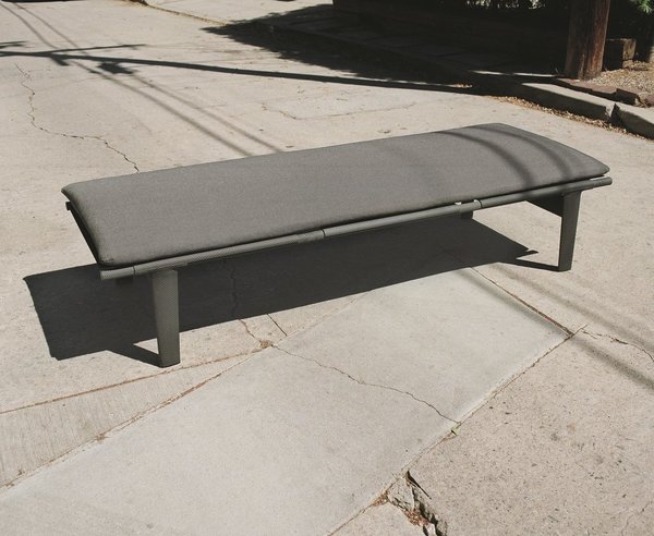 Création Jonathan Olivares, en 2016. Lit de repos inspiré par les mâts de bateau avec structure tubulaire en fibre de carbone au tissage croisé : un dessin, une couleur graphite et une texture que l’on retrouve dans le revêtement du coussin d’assise à motifs de diagonales. Projet Twill Weave Daybed pour Kvadrat.