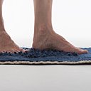 Plan d’eau, projet de diplôme Designer Textile de Cléo Déléris. Ce tapis de sol apporte du confort et la surface en volume favorise l’évaporation.