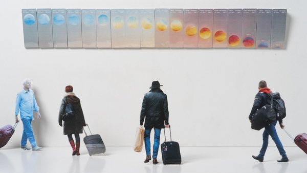 Equinoxe, projet d’atelier de Maëlann Vacher et Maxime Louis (Création Industrielle) en partenariat avec la SNCF. Ce projet propose un rythme apaisant en gare où le coucher de soleil remplace l’horloge.