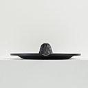 Carve, projet d’atelier d’Oscar Gillet en partenariat avec Alessi. Cet élément fait partie d’une série d’objets en fonte (presse-agrumes, râpe à gingembre, mortier et pilon) qui utilise les textures du bois sculpté dans le but de montrer leurs fonctions propres.