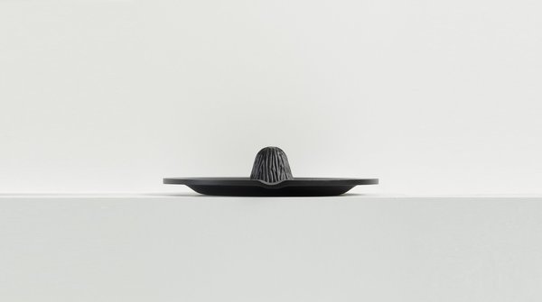Carve, projet d’atelier d’Oscar Gillet en partenariat avec Alessi. Cet élément fait partie d’une série d’objets en fonte (presse-agrumes, râpe à gingembre, mortier et pilon) qui utilise les textures du bois sculpté dans le but de montrer leurs fonctions propres.