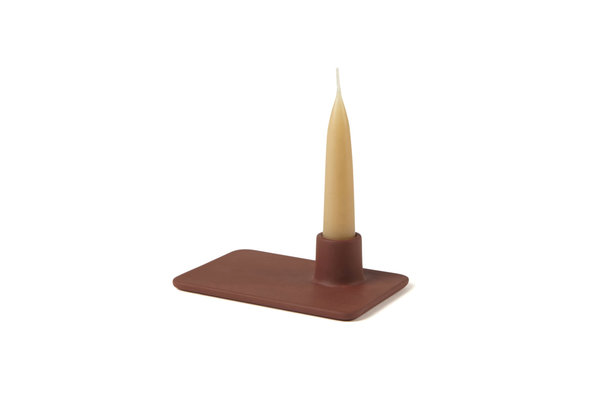 Bougeoir Candle-plate en terra cotta, réalisée par coulage sous pression, en une seule fois. Pour que la fabrication du modèle ne soit pas trop onéreuse, on a changé un angle de la pièce. Création Benoît Deneufbourg pour Another Country.