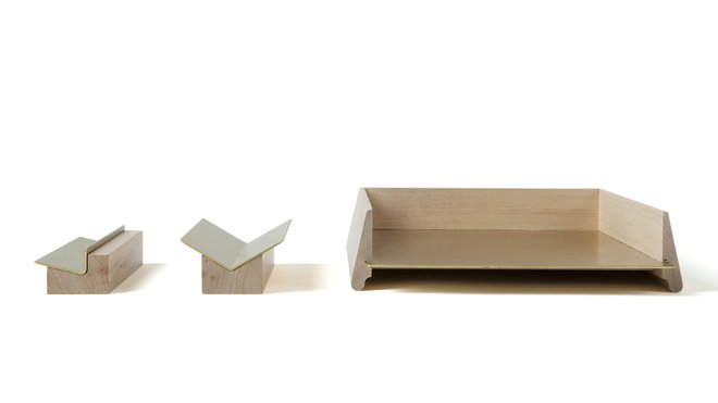 Ligne d’accessoires de bureau en d’érable, laiton et cuivre, création Benoît Deneufbourg en 2018 pour Another Country. Ligne d’accessoires de bureau en d’érable, laiton et cuivre, création Benoît Deneufbourg en 2018 pour Another Country.