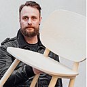 Issue de la génération de l’Atelier A, comme les designers Sylvain Willens, Nathalie Dewez ou Marina Bautier, Benoît Deneufbourg combine les activités de designer industriel et d’architecte d’intérieur. Exposés en Belgique au CID, près de Mons, certains de ses projets réalisés en collaboration avec le centre Keramis de la Louvière sont ici racontés à travers leur processus créatif.