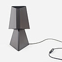 Lampe La Liseuse en métal plié, au dessin marqué par les années passées chez Xavier Lust. Création Benoît Deneufbourg en 2017.