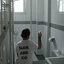 Etapes 1 et 2 :  Nettoyer l’ensemble de la surface vitrée des deux portes avec un produit pulvérisateur pour vitre. Puis passer un chiffon doux en coton non pelucheux, afin de bien essuyer les deux vitres de porte de la cabine de douche.