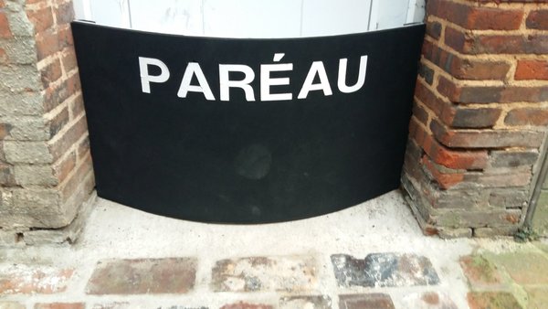 Panneau de protection « PARÉAU » en protection sur une entrée d’habitation rurale.