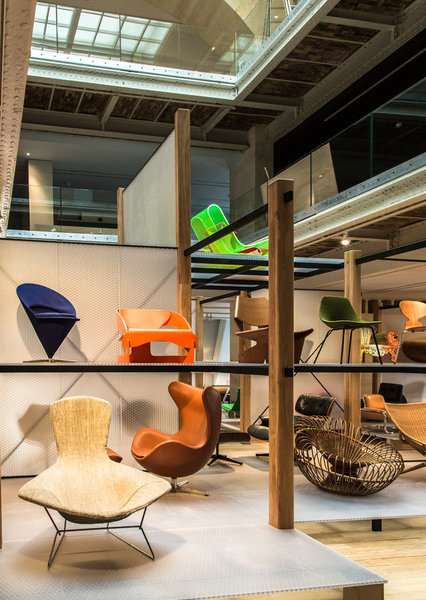 Le nouveau parcours du design du musée des Art décoratifs, et le siège mis en exergue.