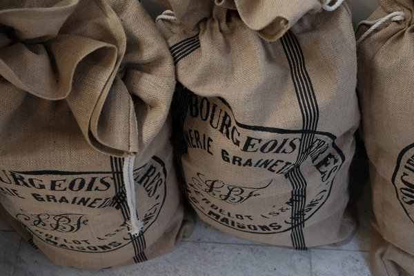 Les sacs de farine, livrés chaque jour, proviennent des moulins Bourgeois à Verdelot.