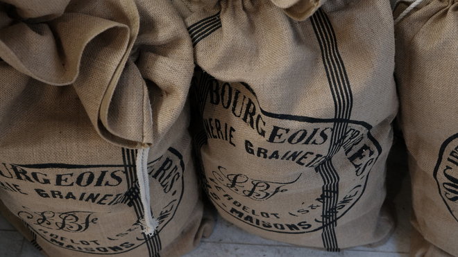 Les sacs de farine, livrés chaque jour, proviennent des moulins Bourgeois à Verdelot.