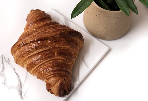 Beaux et croustillants, les croissants, comme les miches de pain, sont fabriqués avec du levain fait maison.
