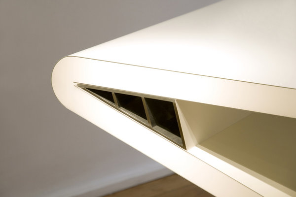 Gros plan sur l’un des deux raidisseurs du bureau Z. Cette cale en aluminium découpé et soudé stabilise la forme particulière du bureau. Le chant du panneau, quant à lui, après défonçage sur 1,5 cm de profondeur a été rempli de résine blanche. Création Vincent Poujardieu chez Gallery OAK.