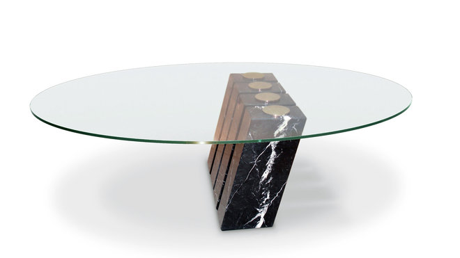 Avec son pied décalé et décentré en marbre Marquina noir, table de repas Ether avec plateau ovale en verre pour 6 personnes. Pièces circulaires autobloquantes en inox collé pour assembler le pied et le plateau. Création Vincent Poujardieu chez Gallery OAK.