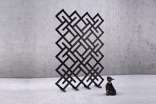 Version paravent double face Marilyn, sans miroirs, avec croisillons de lattes d’aluminium anodisé qui peut servir de séparation d’espace. Création Vincent Poujardieu chez Gallery OAK.