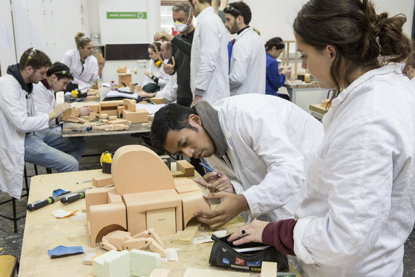 Etudiant en cours de BDes Design transport, une spécialisation de deux ans, possible en cycle Bachelor du cursus Bac + 5.