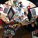 Etudiants travaillant avec des cartes Arduino, issues d’une plateforme open source basée sur une carte programmée pouvant commander des éclairages, des moteurs…