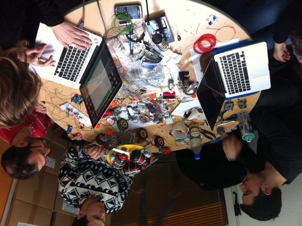 Etudiants travaillant avec des cartes Arduino, issues d’une plateforme open source basée sur une carte programmée pouvant commander des éclairages, des moteurs…