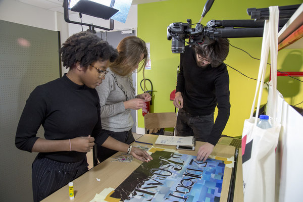 Etudiants de L’Ecole de design réalisant un stop motion ou animation en volume.