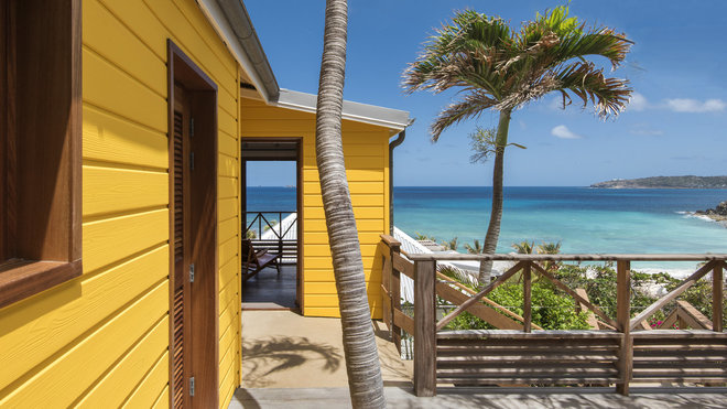 Les accès de l’hôtel Manapany ont été réduits pour se fondre dans le paysage. La plage a retrouvé une végétation sauvage et foisonnante.