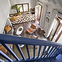 A gauche, sur deux niveaux, on retrouve le même principe avec un agencement plus spacieux du bois et des couleurs franches. A droite, dans le bar et le lobby, le parquet en bois exotique contraste avec la belle charpente peinte en blanc dont la structure est apparente.