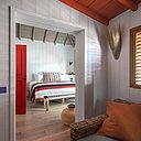 A gauche, dans une suite, chambre et salon se succèdent dans une harmonie chaleureuse d’orangé et de rouge, avec en contrepoint un gris apaisant. A droite, face à la mer, un bureau tout en bois, pour jouer les robinsons, écrire ou rêver.