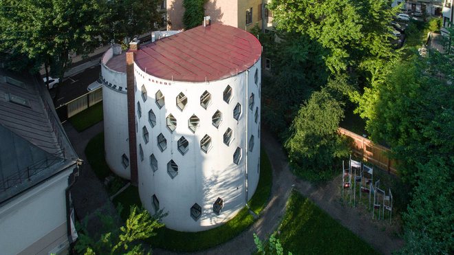 La maison Melnikov se compose de deux cylindres de différentes hauteurs, 11 et 8 mètres dont un tiers est enchâssé l’un dans l’autre pour former une composition en 3D évoquant le chiffre 8.