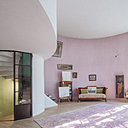 Au premier étage de la maison Melnikov, le salon éclairé par une grande fenêtre vitrail de 4 m x 5 mètres. Le plancher de 10 mètres de diamètre n’est soutenu par aucun pilier ou poutrelle.