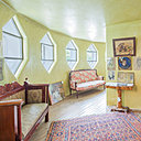 Au premier étage de la maison Melnikov, chambre à l’origine partagée par les parents et les enfants avec des lits podiums élevés au-dessus du sol qui ont disparu. L’ensemble (murs, sol, plafond et lits) était autrefois recouvert de crépi couleur miel doré.