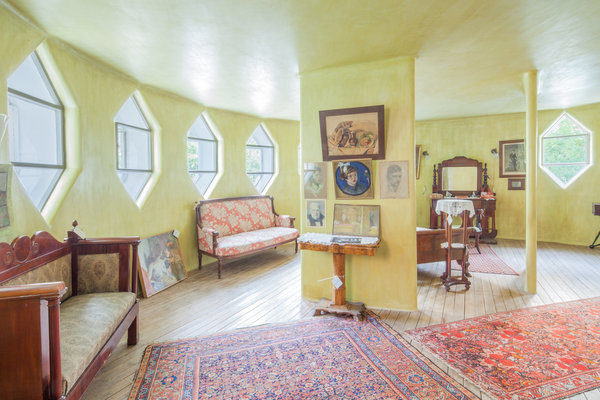 Au premier étage de la maison Melnikov, chambre à l’origine partagée par les parents et les enfants avec des lits podiums élevés au-dessus du sol qui ont disparu. L’ensemble (murs, sol, plafond et lits) était autrefois recouvert de crépi couleur miel doré.