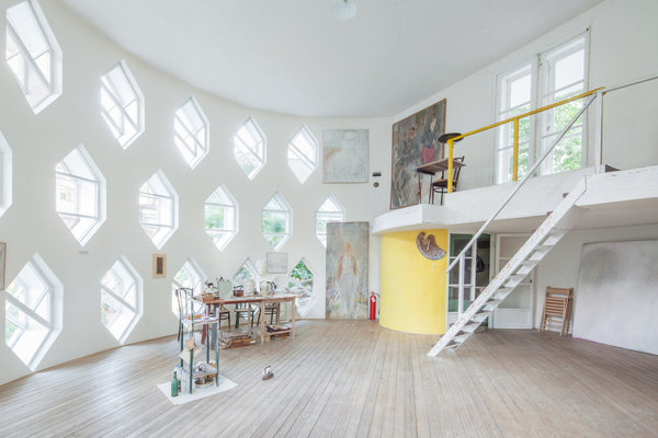 Situé au deuxième étage, l’atelier de la maison Melnikov avec ses murs percés de 38 fenêtres hexagonales, sur les trois niveaux. Elles diffusent la lumière naturelle indispensable au travail d’un artiste ou d’un architecte.