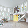 Situé au deuxième étage, l’atelier de la maison Melnikov avec ses murs percés de 38 fenêtres hexagonales, sur les trois niveaux. Elles diffusent la lumière naturelle indispensable au travail d’un artiste ou d’un architecte.