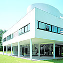 Le mur vitré courbe du vestibule de la villa Savoye facilite l’entrée et la sortie d’une voiture.