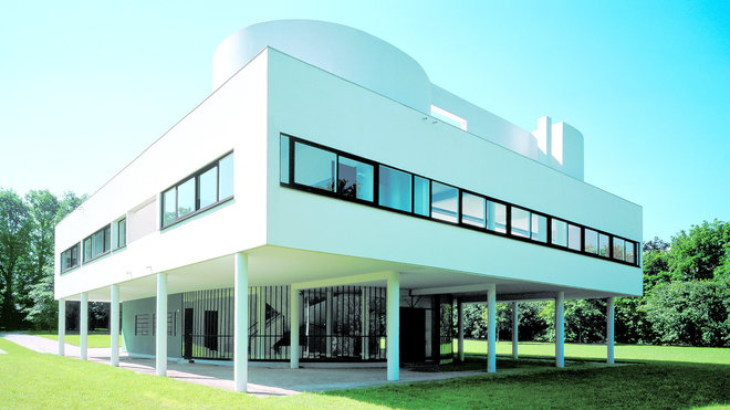 Le mur vitré courbe du vestibule de la villa Savoye facilite l’entrée et la sortie d’une voiture.