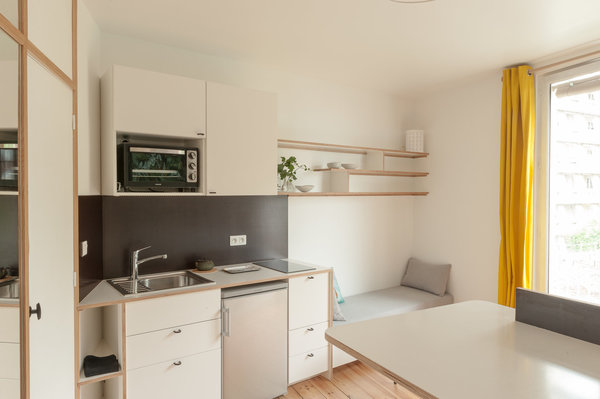 Le bar, près de l’entrée, sert de coin repas ou bureau en fonction de la journée.